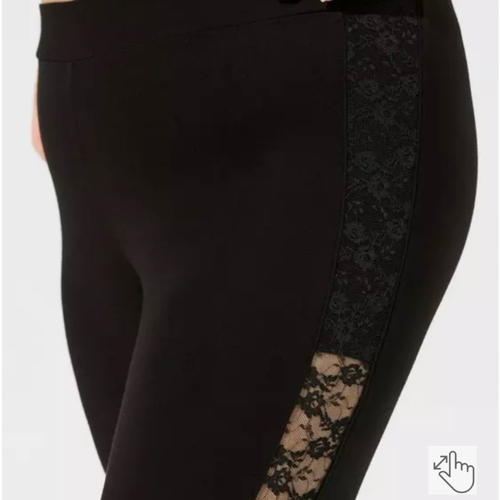 Torrid Black Lace Detail Capri Legging size 1X. NWOT. Never worn.